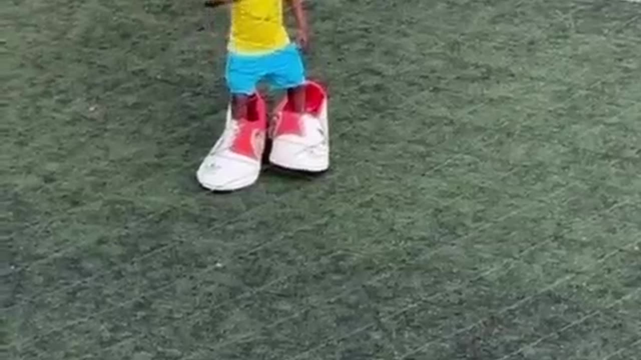 AI-generated video: Ronaldinho, Neymar, and more watch Pelé in action—with oversized shoes! 👟⚽