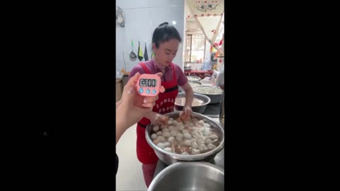 Quick Smile: I fight with one - She peeled 91 eggs in 60 seconds… WOW