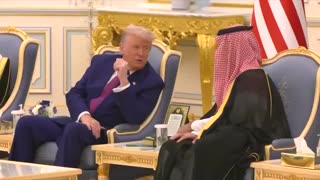 🚨🔥President Trump chats with Crown Prince Mohammed bin Salman inside the Saudi Royal Court