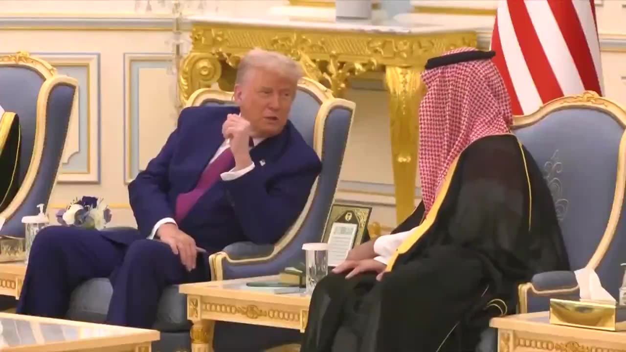 🚨🔥President Trump chats with Crown Prince Mohammed bin Salman inside the Saudi Royal Court