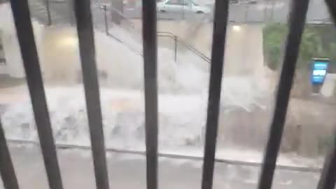 🚨 Parts of Queens, NYC, are under water from massive flooding as heavy rain