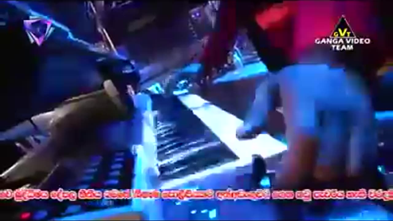 Adare mahaa sundarai kiya # ආදරේ මහා සුන්දරයි කියා පේලි පේලි ගෑනුලමයි මා දිහා බලා