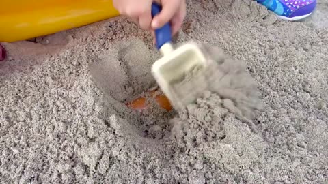 Roma and Diana are playing with slimes _ Fun games with dad