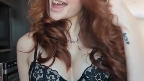 the voices in my head says HI !!! 😅 #redhead #over30 #funny #voicesinmyhead #momsoftiktok