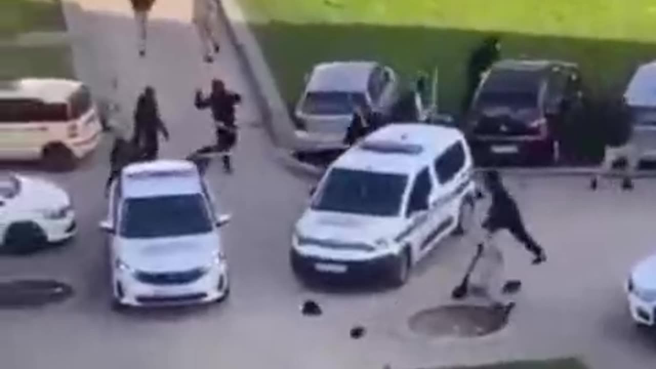 Francúzske úrady stratili kontrolu nad niekoľkými štvrťami Paríža