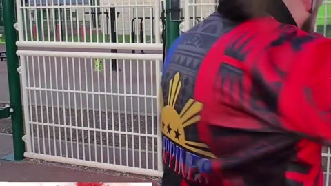 « Garde la vibe et avance — la lumière reste avec toi. »