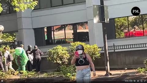 Tin nóng: Antifa đã bao vây tòa nhà liên bang ở Eugene, Oregon, để phản đối ICE.