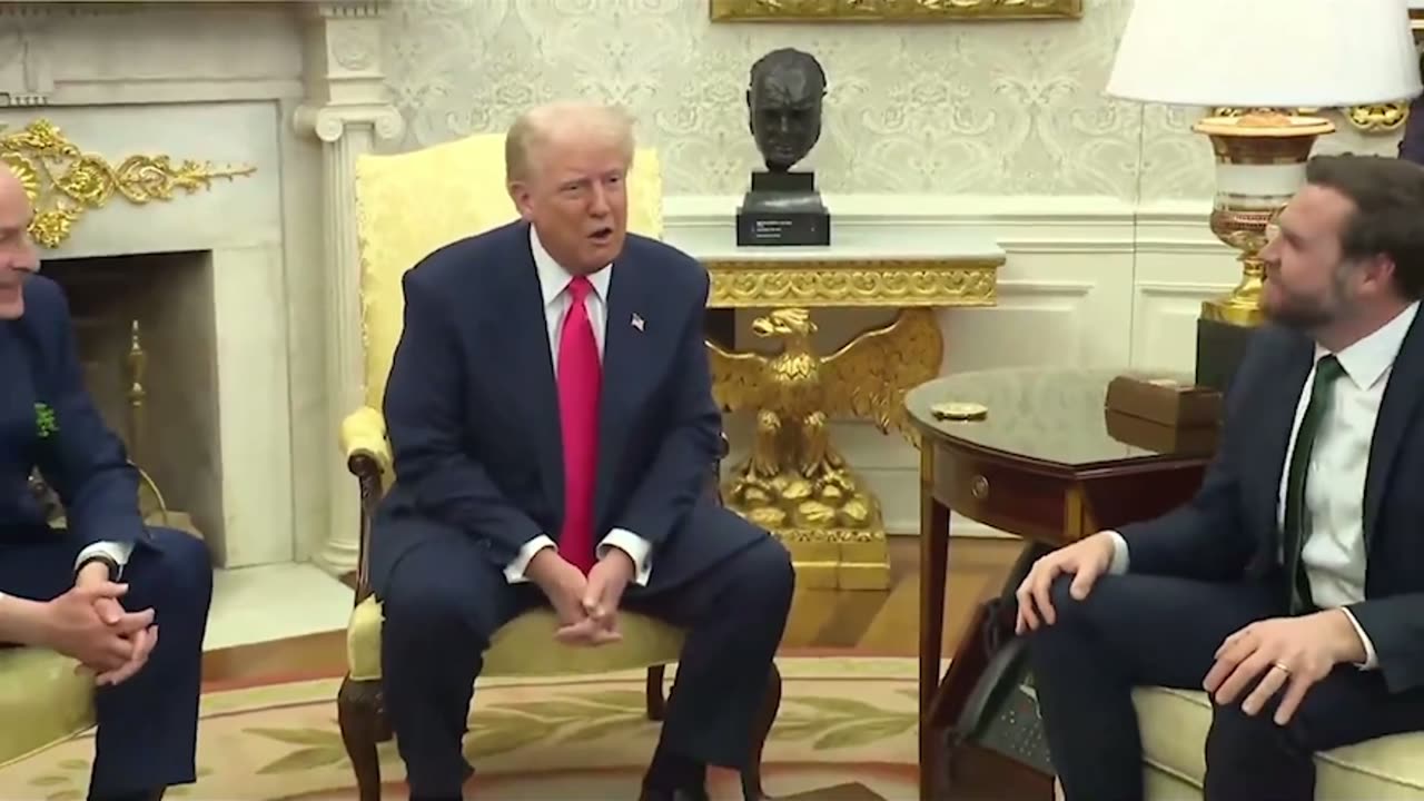Tổng thống Trump tại Phòng Bầu dục với Thủ tướng Ireland, đã chế giễu tất của JD Vance.☘️☘️😂