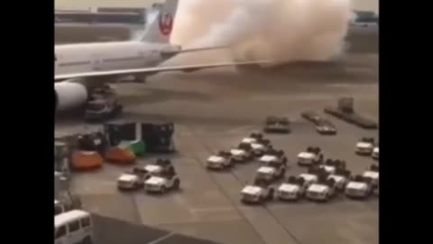 Pilot przypadkowo lub nie wypuszcza parownika chemtraila, gdy był jeszcze na terminalu lotniska.
