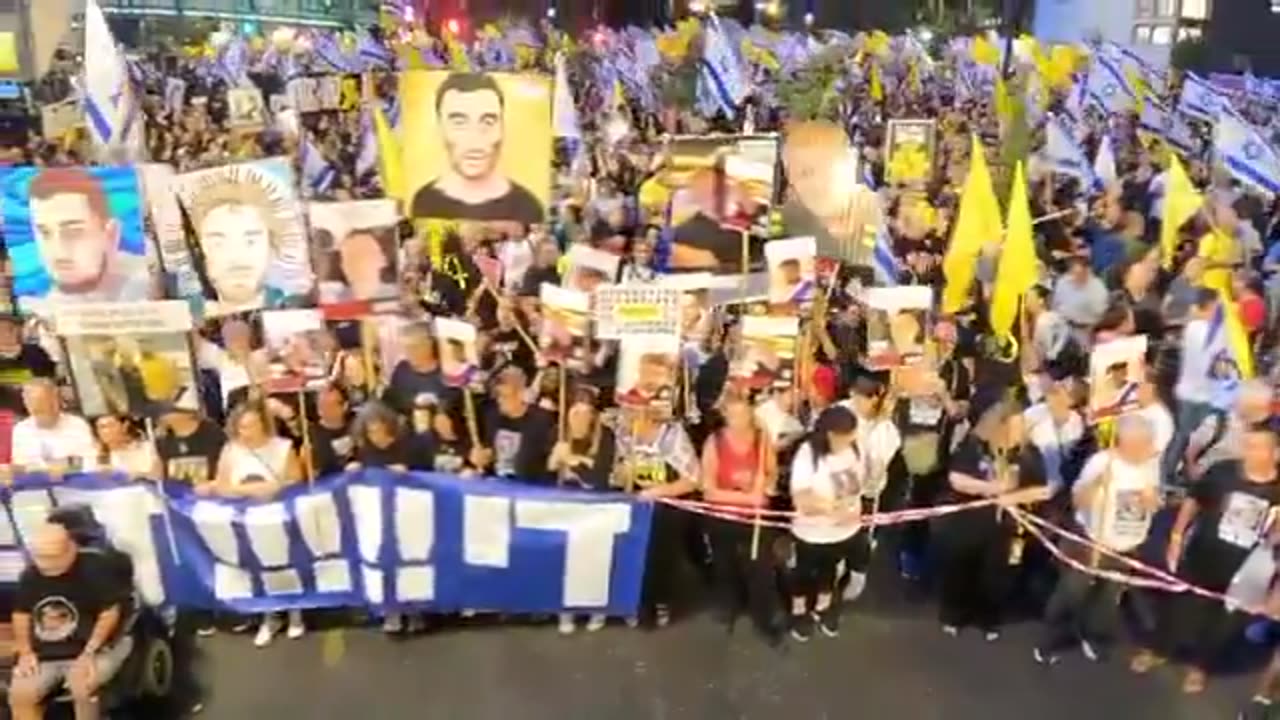 En Tel Aviv, los manifestantes desplegaron una pancarta