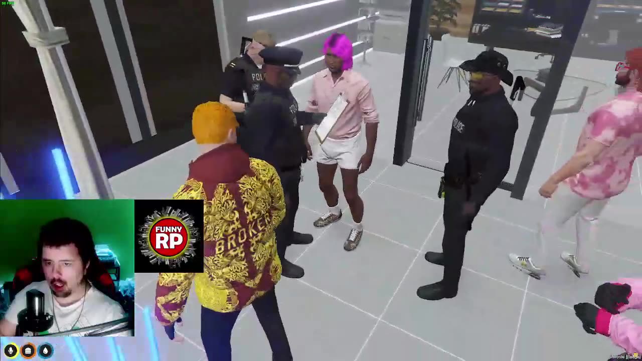 J'ADORE FOURRER MA QUEUE ENTRE LES DEUX GROSSES BOULES PIS M'AMUSER AVEC