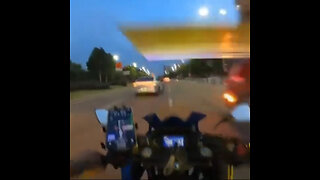 Motociclista en China se salva de grave accidente gracias al casco
