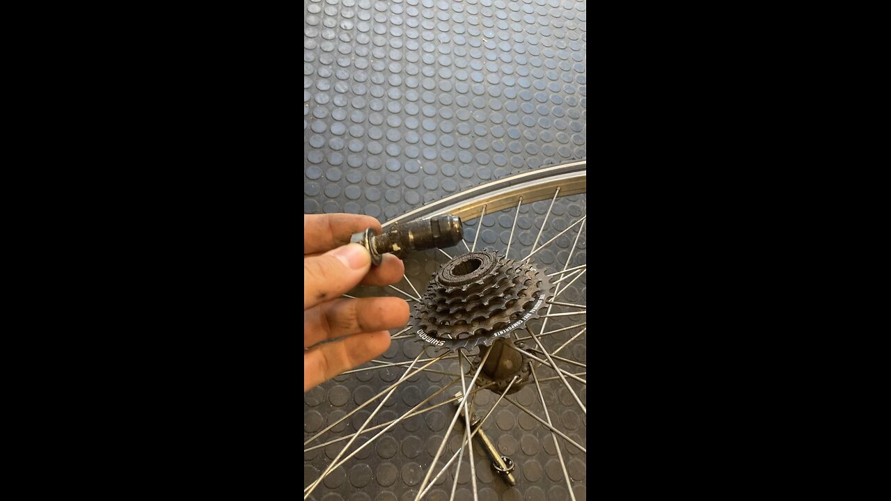 Freewheel cassette hub axle broken