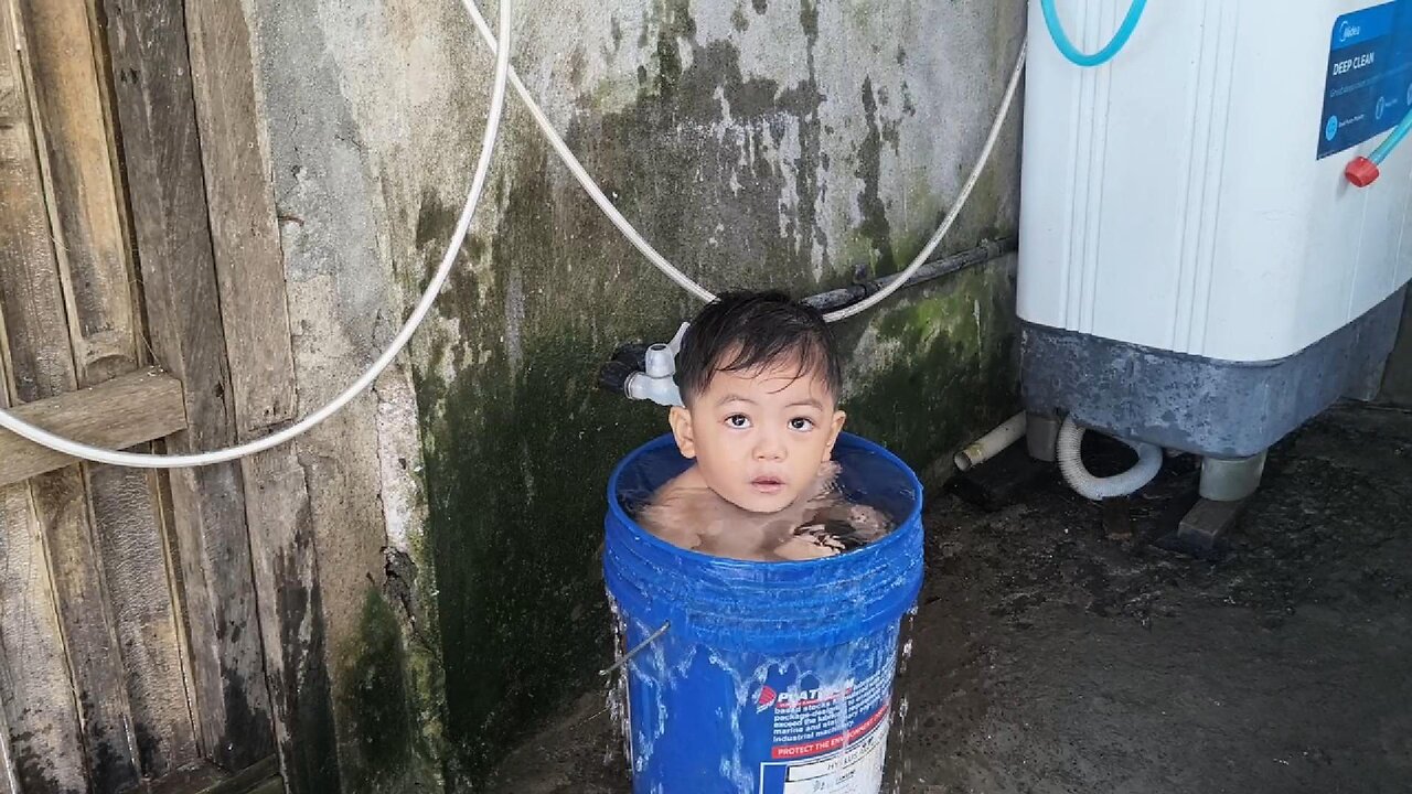 Ang Pagkaligo ni Grey sa Balde Ug Ang "Naughty" nga Tito