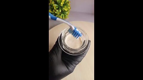 How to whiten teeth naturally with banana peel, salt and toothpaste.