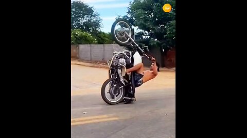 Simplang Trip 180: Motorbike exhibition ride accidentally fell down to leg raises exercise.