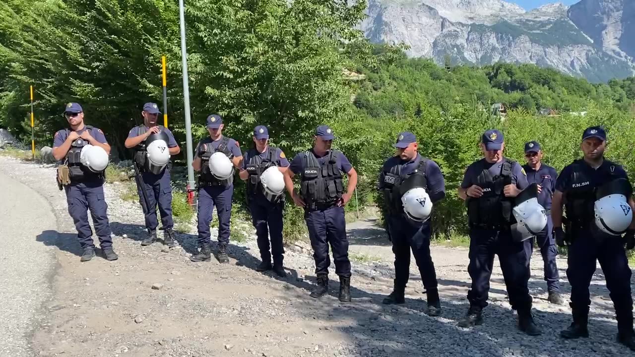 Pamje tronditëse: Thethi blindohet si në luftë në kulmin e sezonit