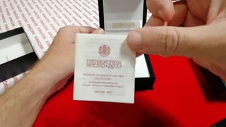 la moneta da 100 Euro di valore nominale dello Stato della Città del Vaticano 2022 in Oro coniata dalla zecca dello Stato italiano a Roma perchè il Vaticano non ha la zecca propria utilizza quella dell'IPZS dell'Italia DOCUMENTARIO