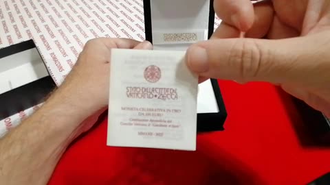 la moneta da 100 Euro di valore nominale dello Stato della Città del Vaticano 2022 in Oro coniata dalla zecca dello Stato italiano a Roma perchè il Vaticano non ha la zecca propria utilizza quella dell'IPZS dell'Italia DOCUMENTARIO