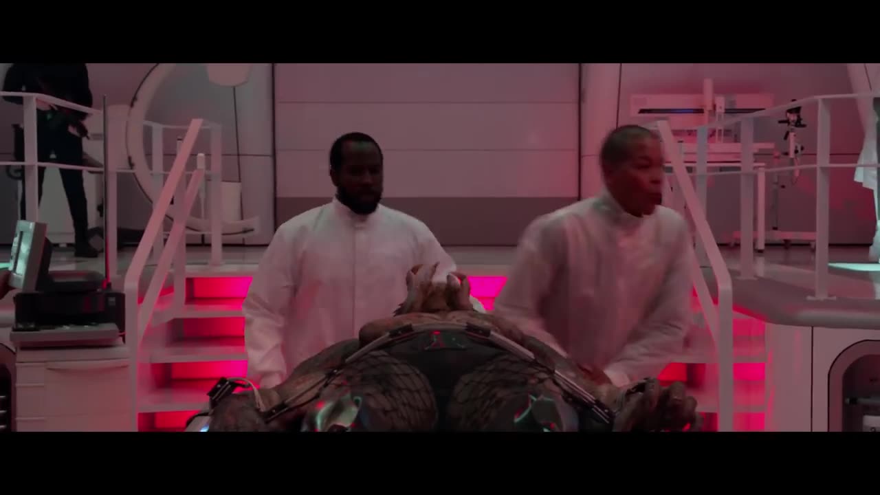 Predator-Destroys-Scientists-At-Lab-4K-Blu-ray-Fight-Scene (1)