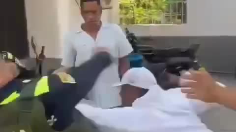 Tensión en Los Campanos: patrullero saca su arma durante enfrentamiento con motociclista