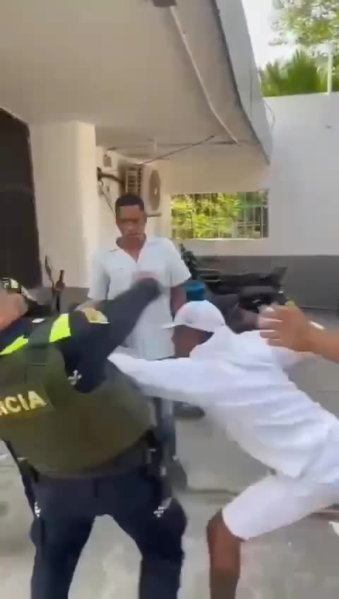 Tensión en Los Campanos: patrullero saca su arma durante enfrentamiento con motociclista