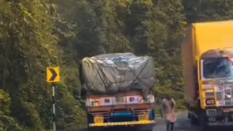“Two Trucks Collide on Mountain Road | Major Accident Narrowly Avoided”