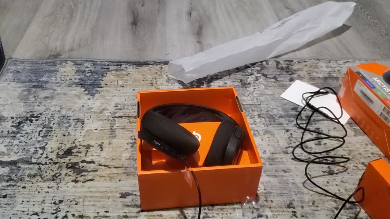 Steelseries Arctis Nova 1 Unboxing