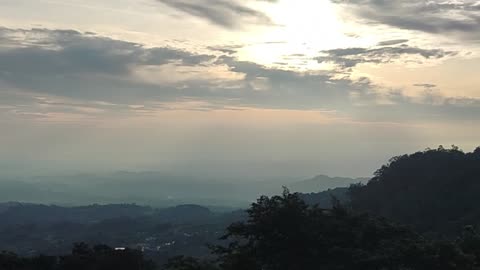 Chasing the Sunrise – A Peaceful Morning Above the Clouds