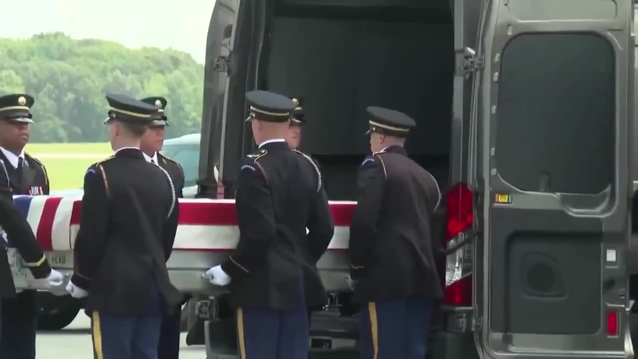 Donald Trump salutes as the 4 US soldiers killed by Iranian strikes are brought back home