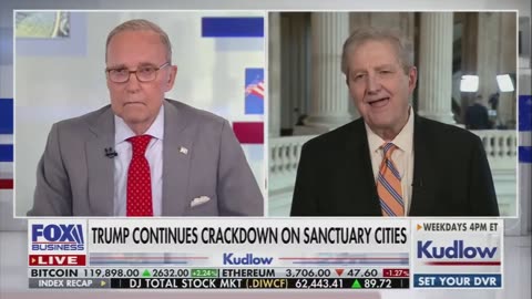🚨#BREAKING: Senator Kennedy suddenly freezes mid-sentence, possible health scare