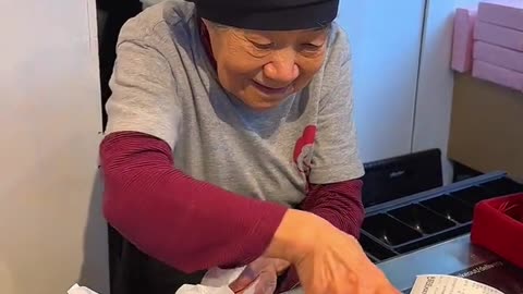 90-Year-Old Woman Makes Japan’s Best Onigiri 🍙 | A Taste of Love & Tradition