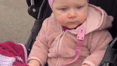 me and mommy picking up big sister from school ❤️