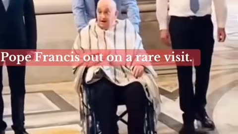 Papa Francesco fuori in una rara occasione