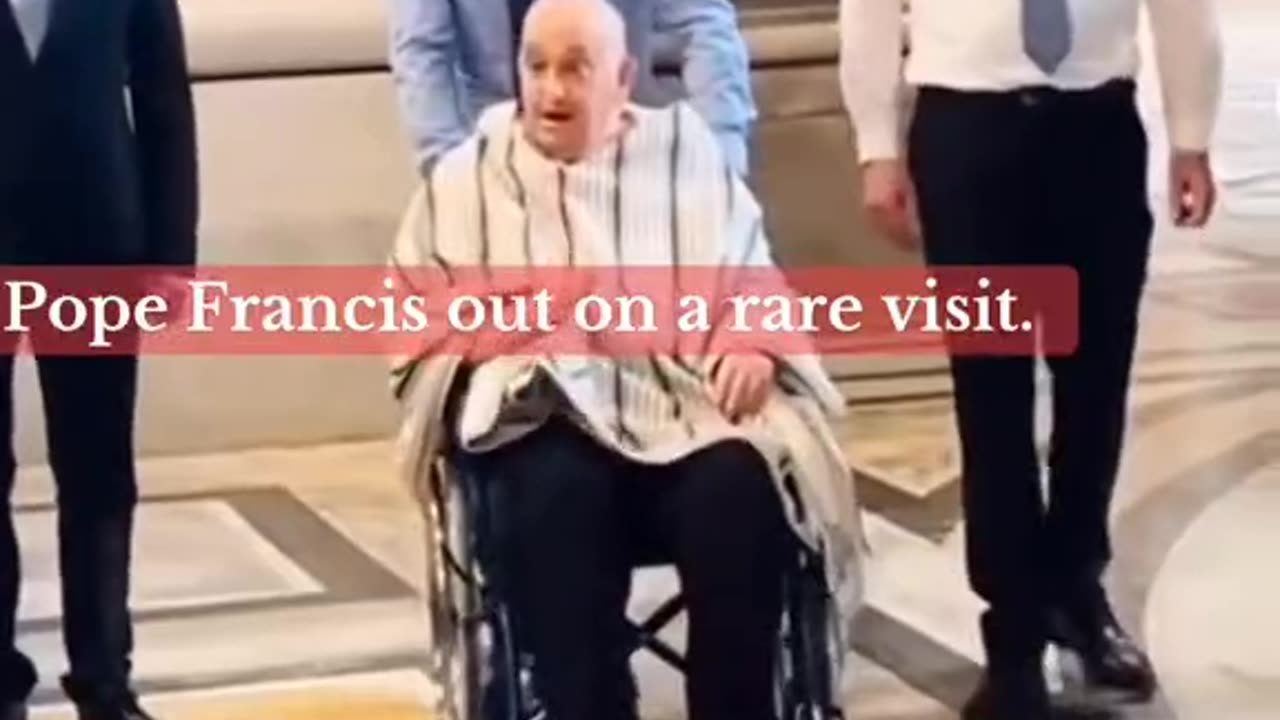 Papa Francesco fuori in una rara occasione