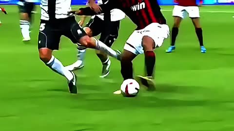 Ronaldinho Made Defenders Vanish | AC Milan Skill Show
