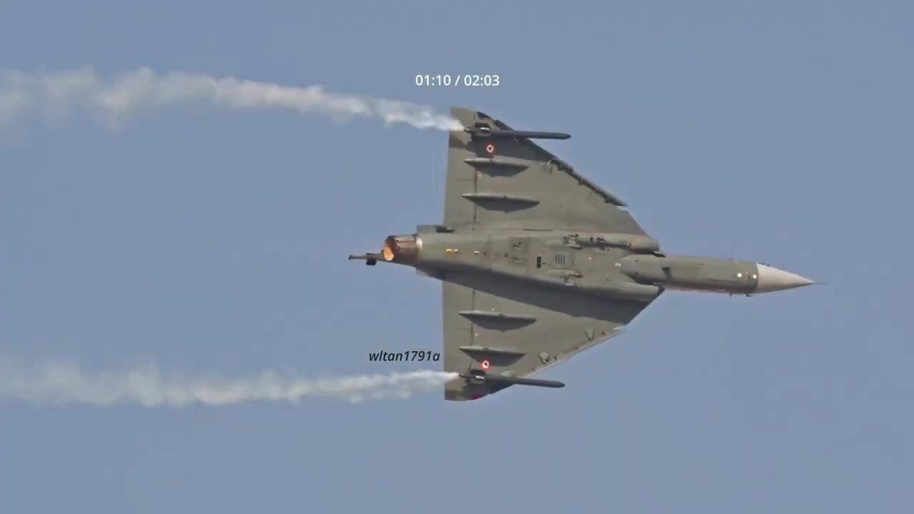 معرض دبي للطيران العرضَ النهائي الكامل لطائرة تيجاس، بما في