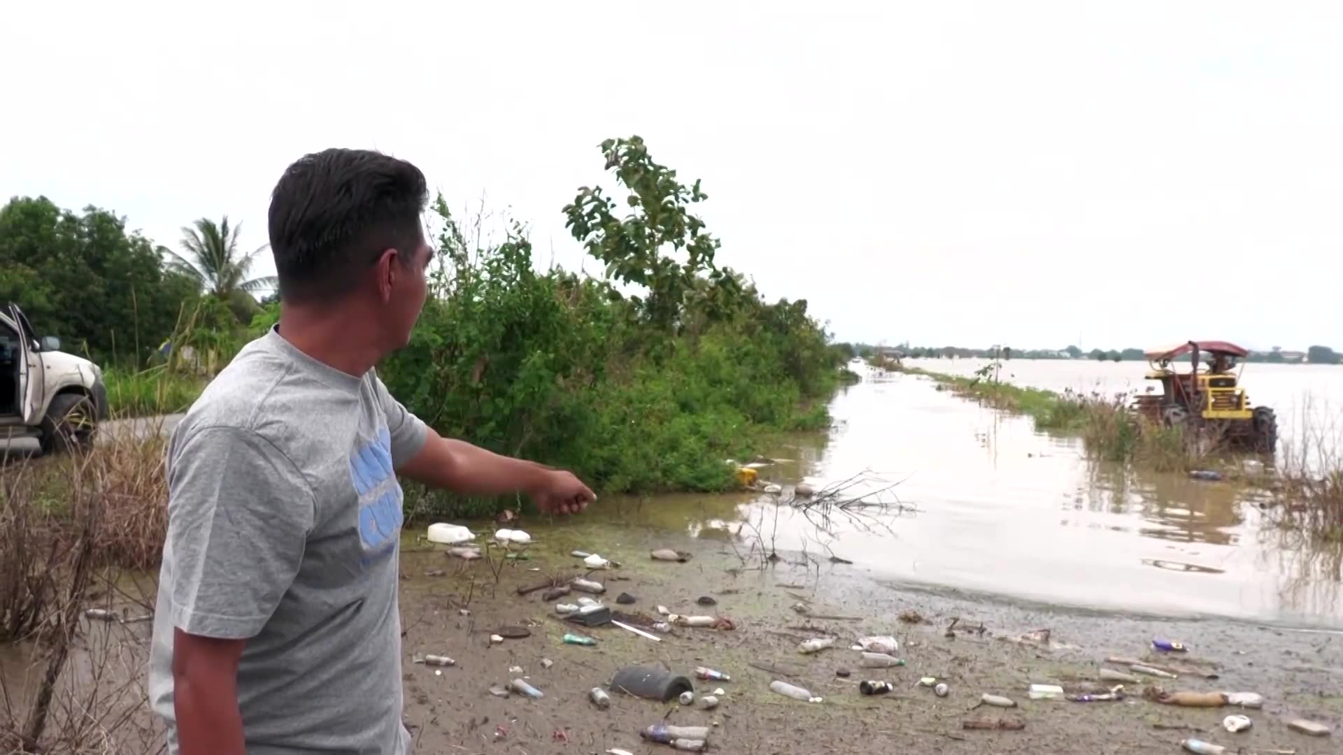 Southeast Asia floods: rescue teams push on as death toll climbs