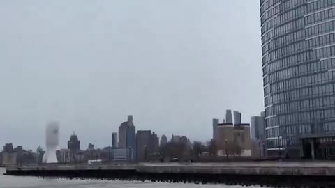 Video: Helicopter crashes into Hudson River