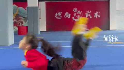 China News 中国新闻网 - A 7-year-old martial arts girl impresses with her incredible core strength and well-defined abdominal muscles! 💪✨