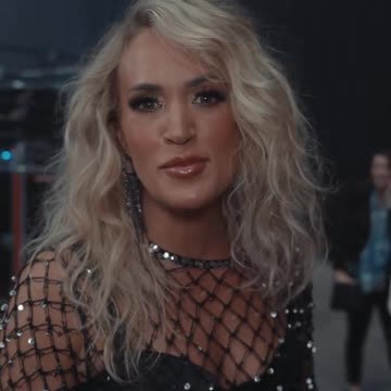 Carrie Underwood REFLECTION stage to the Papa Roach stage in record time!