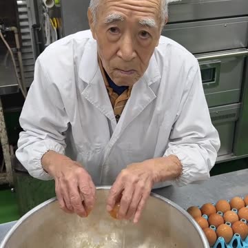 Japan’s 90-Year-Old Baker Still Wakes Up at 4AM to Make Fresh Bread 🍞🇯🇵 | A True Culinary Legend