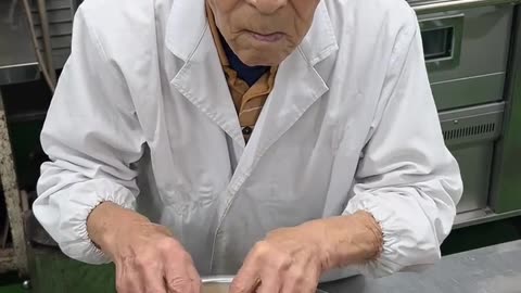 Japan’s 90-Year-Old Baker Still Wakes Up at 4AM to Make Fresh Bread 🍞🇯🇵 | A True Culinary Legend