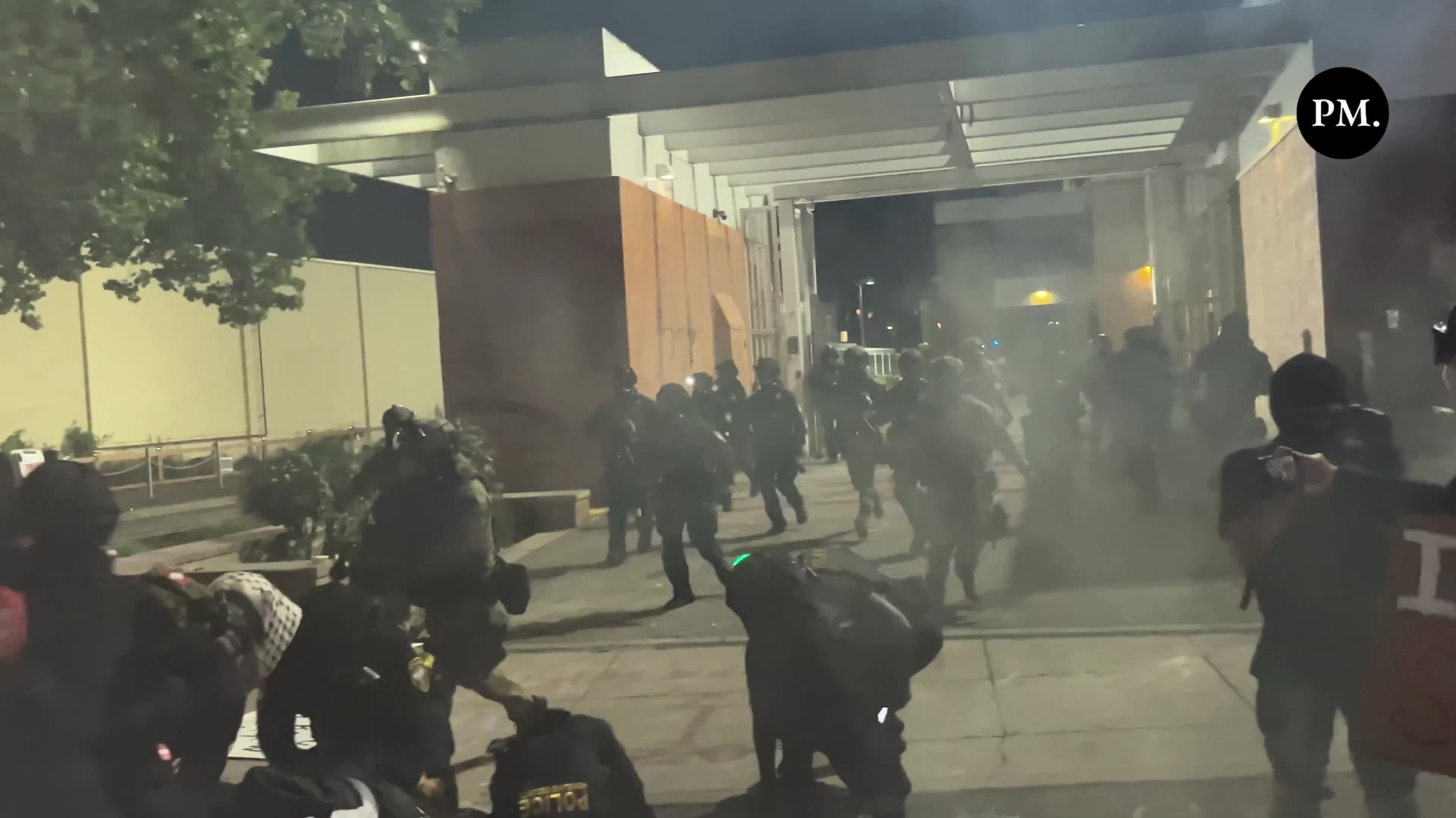 BREAKING: Federal police declared an unlawful assembly outside the ICE facility