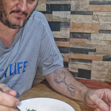 Expat in the Philippines: I’m Literally Eating Poop!! 😱🇵🇭 (And It’s Delicious?!)