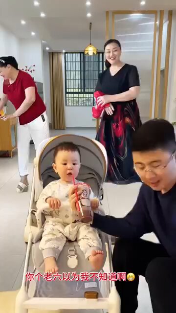 Baby_playing_with_dad_is_so_funny!!😂_え？パパ、なにそれ？もういいよ、自分で飲むから！👶💊✨
