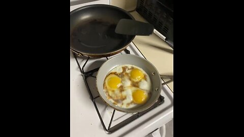 Cooking eggs 🍳