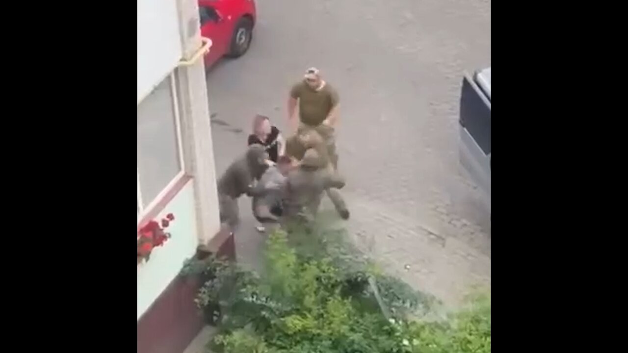 🇺🇦 Mujer logra salvar a un hombre de la movilización forzosa en Ucrania