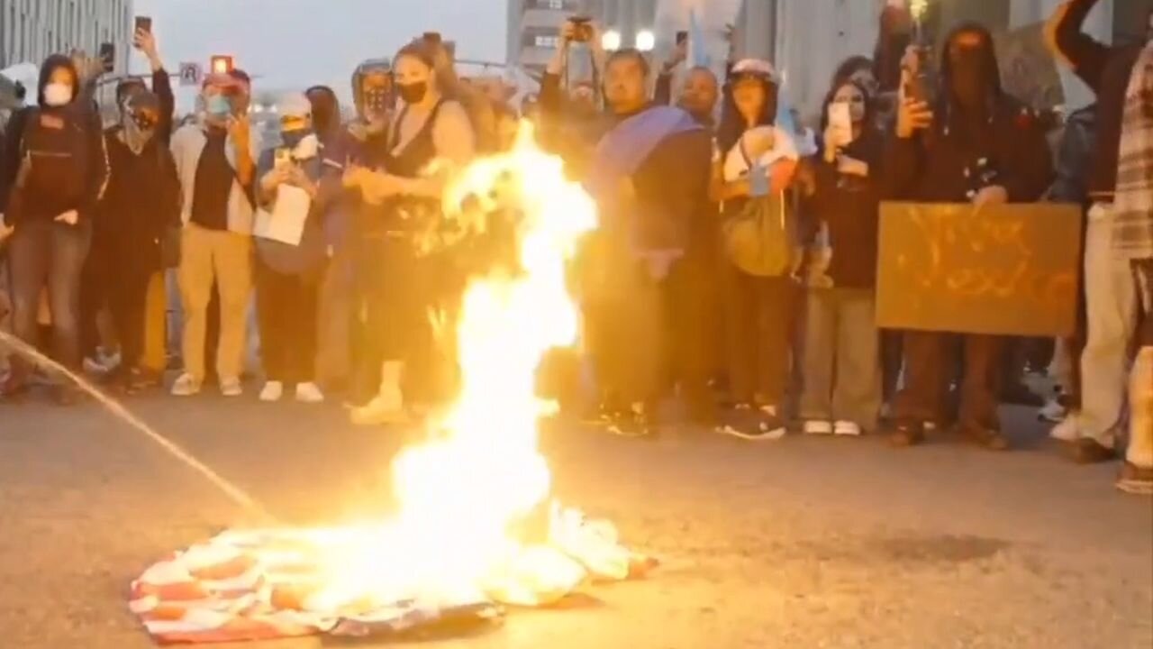Povstalci v Los Angeles začali pálit americké vlajky!