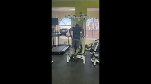 02 Fitness No Illness - Tricep Dips - 45lbs plate + bodyweight - 6 reps to failure